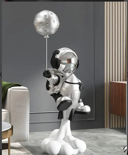 En modern designikon, Astro Rocket fångar känslan av interstellär resa i ett stilrent samlarobjekt.