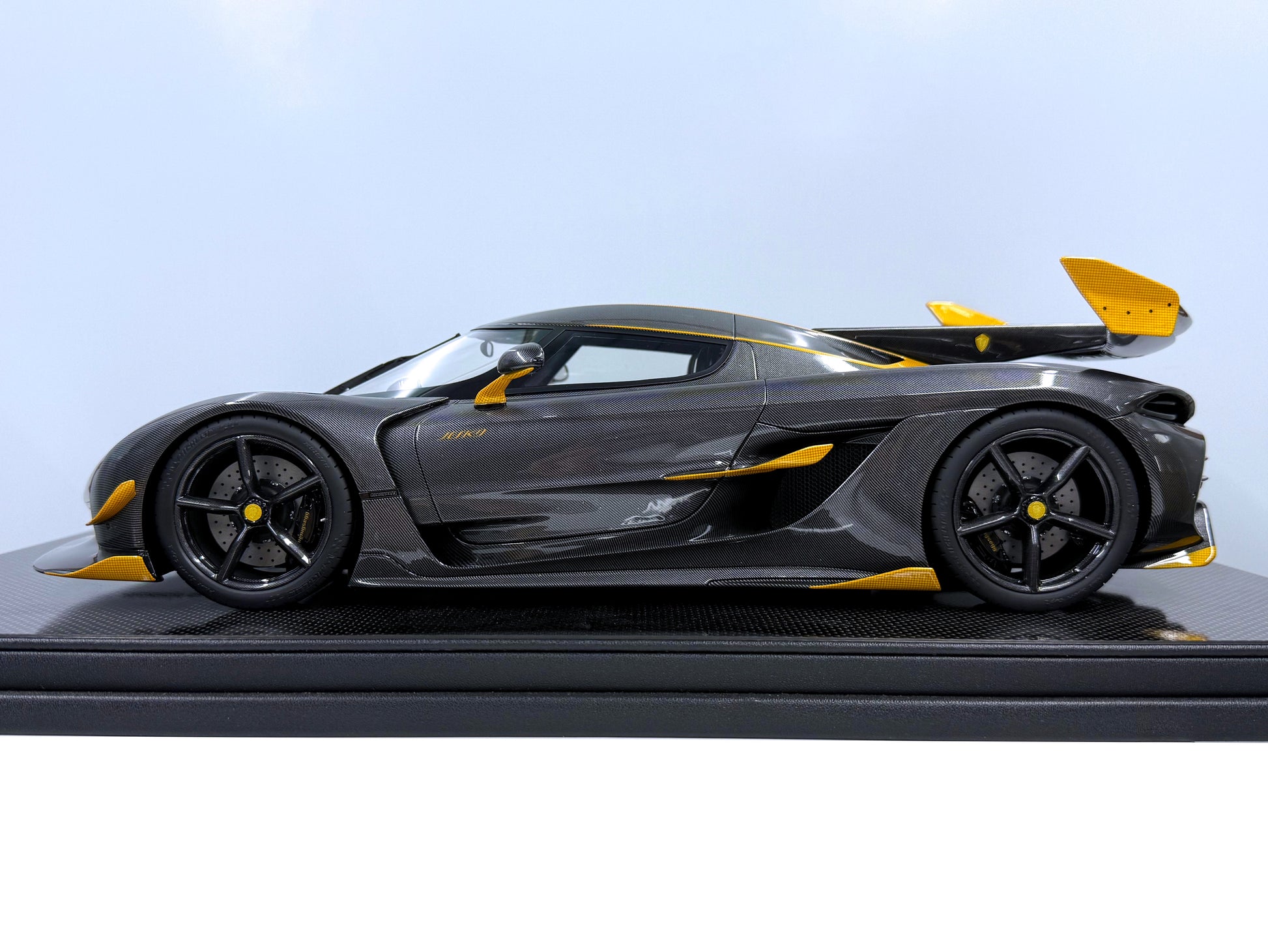 Sidovy av Jesko Carbon Fury Edition som visar den slanka profilen, synligt kolfibermönster och precist återgivna hjuldetaljer.