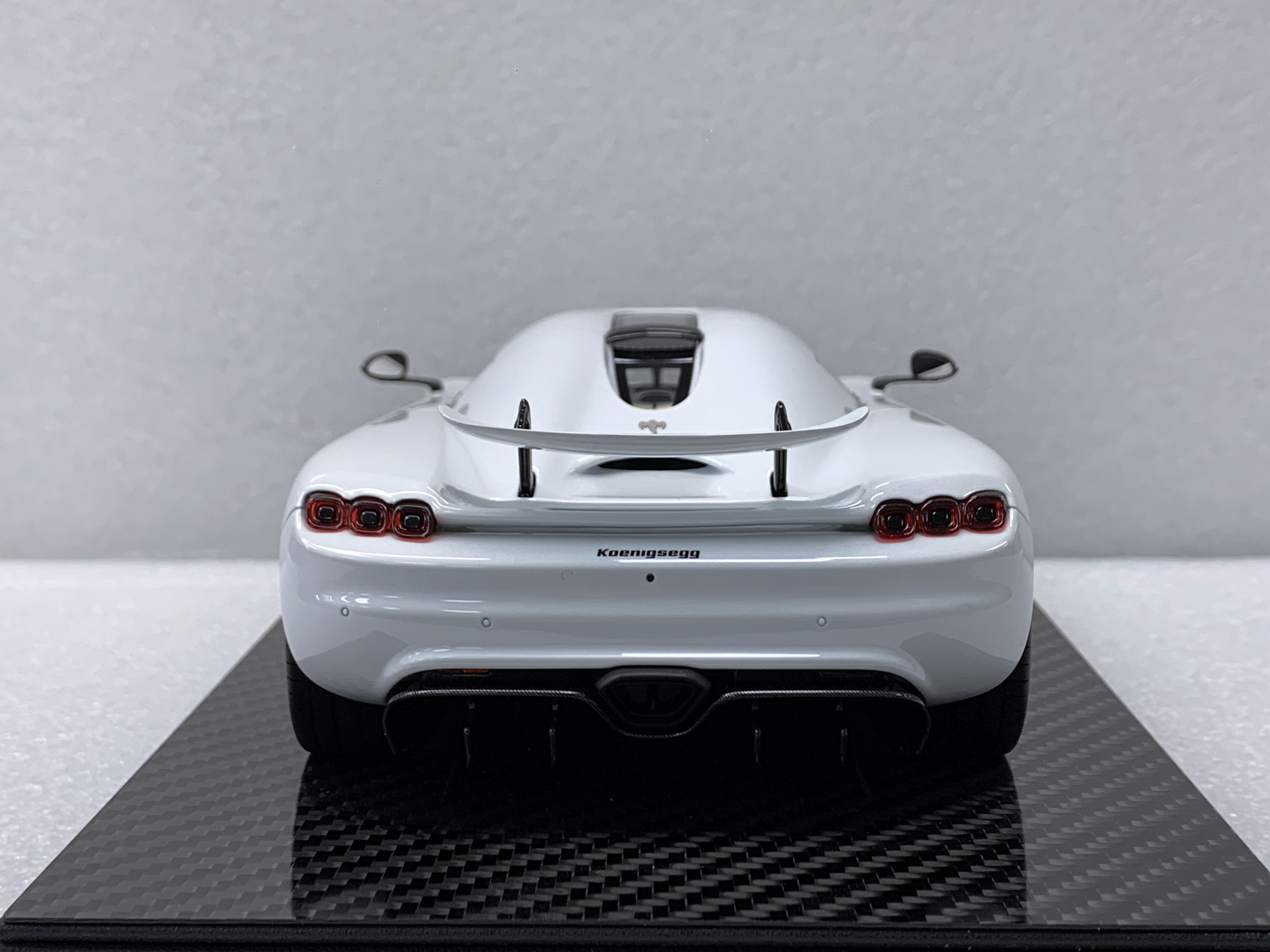 Bakre vy av Koenigsegg CC850-modellen med skulpterade bakljus, diffusor och rena baklinjer.