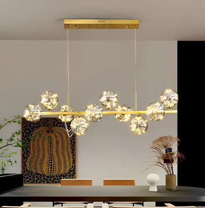 Varmt upplyst matsal med högkvalitativ hänglampa, designad för moderna interiörer.
Warmly lit dining area with high-quality hanging lamp designed for modern interiors.