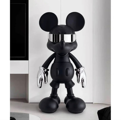 Snygg svart Mickey Mouse-modell med glänsande silvriga handskar, som utstrålar sofistikation.