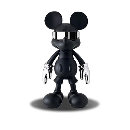 Modern svart Mickey Mouse-figur med reflekterande silvriga handskar, som förenar ikonisk och edgy stil.