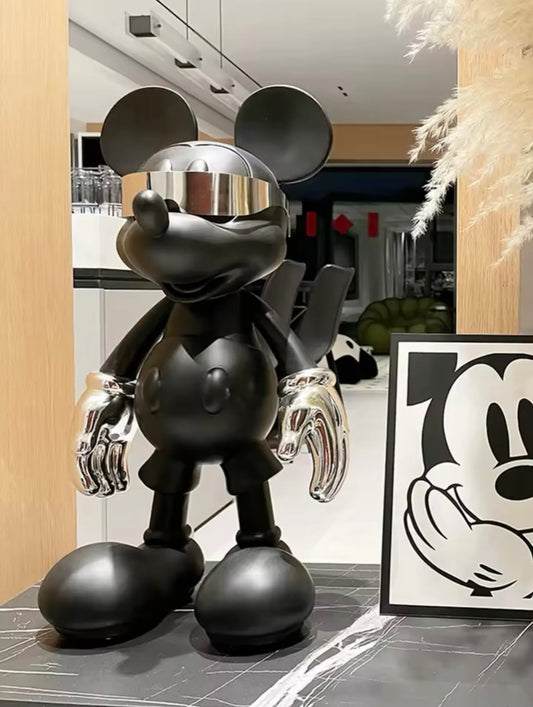 Stilig svart Mickey Mouse-figur med silvriga solglasögon och handskar, som kombinerar klassisk charm med modern stil.