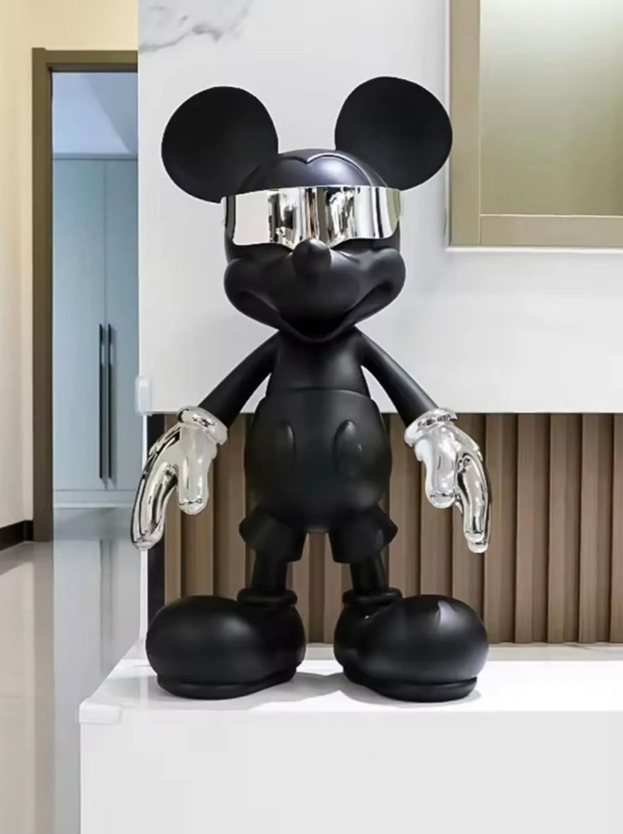 En elegant svart Mickey Mouse-figur med polerade silvriga handskar, som utstrålar en djärv och modern känsla.