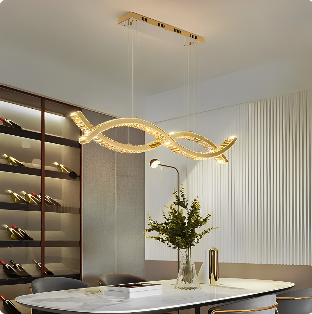 Vacker ljuskrona med modern form och högkvalitativa material i taket.
EN: Beautiful chandelier with modern shape and high-quality materials on the ceiling.