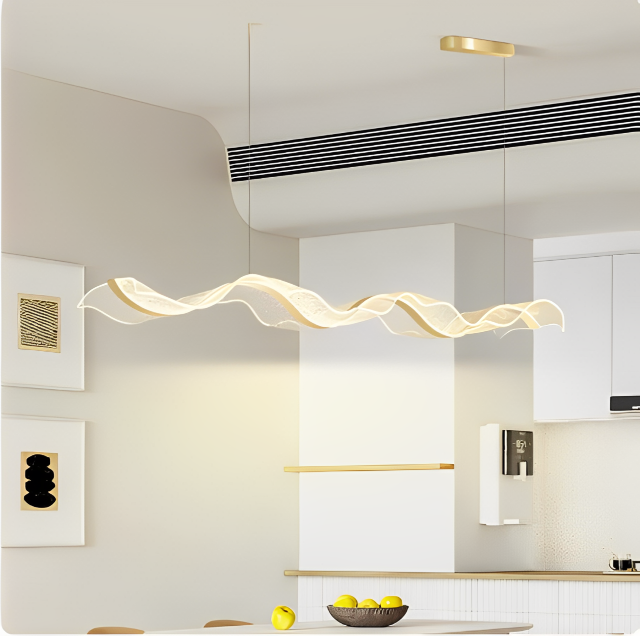 Modern inomhus hängande lampa designad för eleganta vardags- och matsalar.
Modern indoor hanging light fixture designed for elegant living and dining rooms.