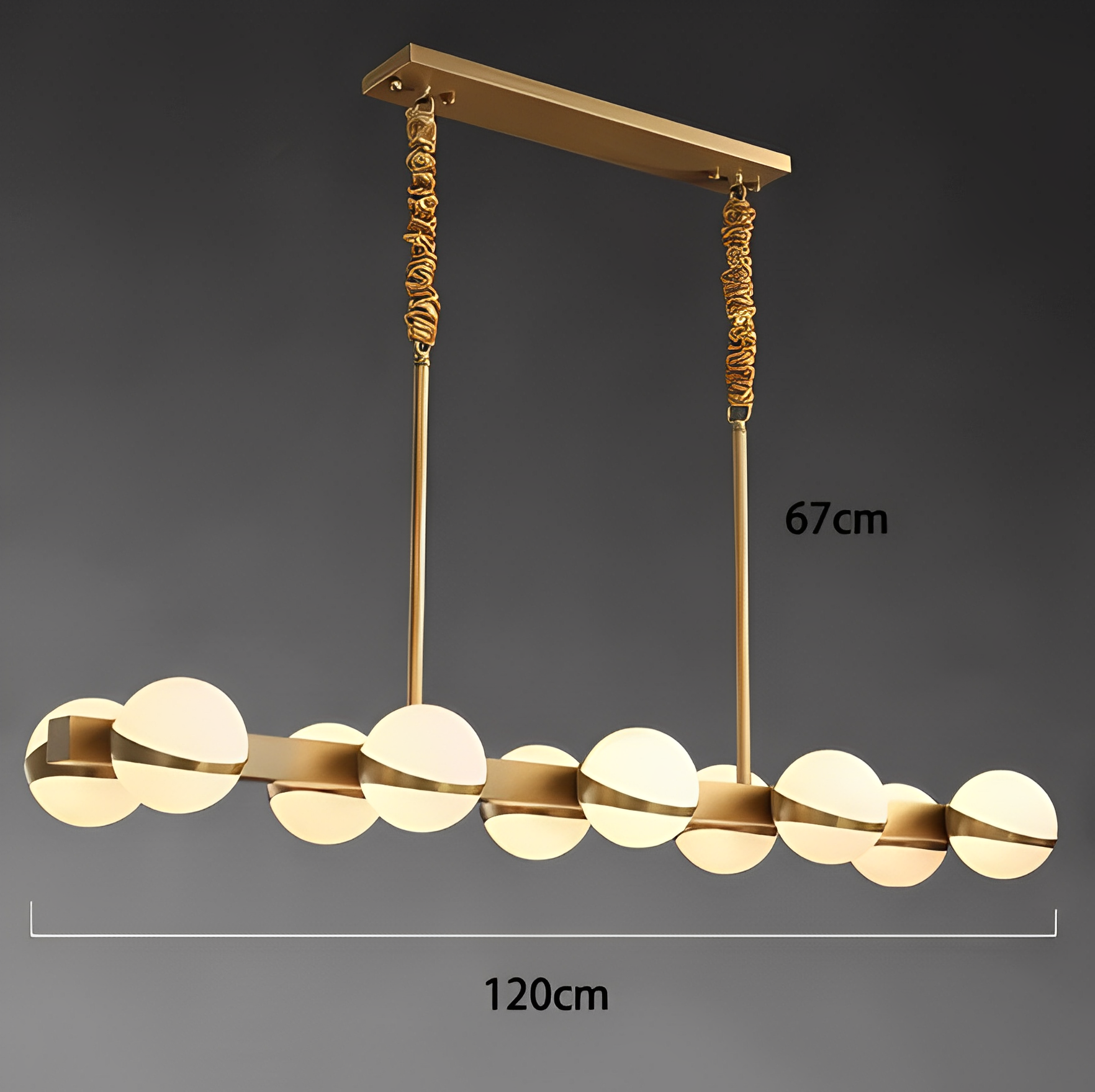 Hängande ljuskrona som kombinerar elegant form och funktion för en modern heminredning.
Hanging chandelier combining elegant form and function for modern home decor.