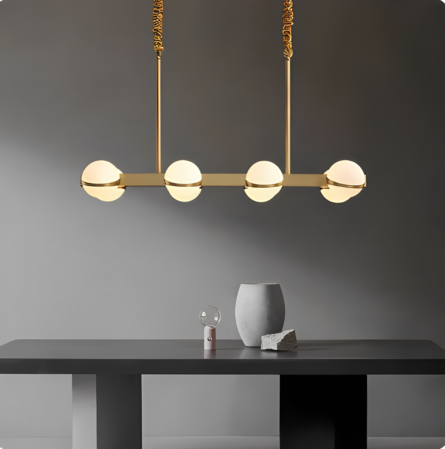 Modern pendellampa med klart, justerbart ljus som anpassar sig efter olika tillfällen och stämningar.
Modern pendant lamp with clear, adjustable light that adapts to different occasions and moods.