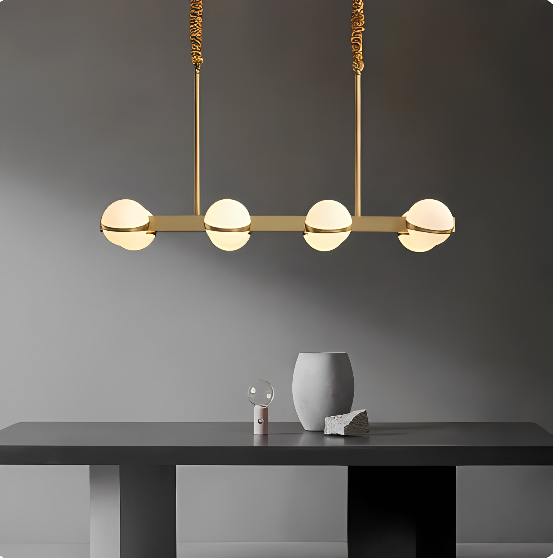 Modern pendellampa med klart, justerbart ljus som anpassar sig efter olika tillfällen och stämningar.
Modern pendant lamp with clear, adjustable light that adapts to different occasions and moods.