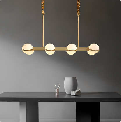 Modern pendellampa med klart, justerbart ljus som anpassar sig efter olika tillfällen och stämningar.
Modern pendant lamp with clear, adjustable light that adapts to different occasions and moods.