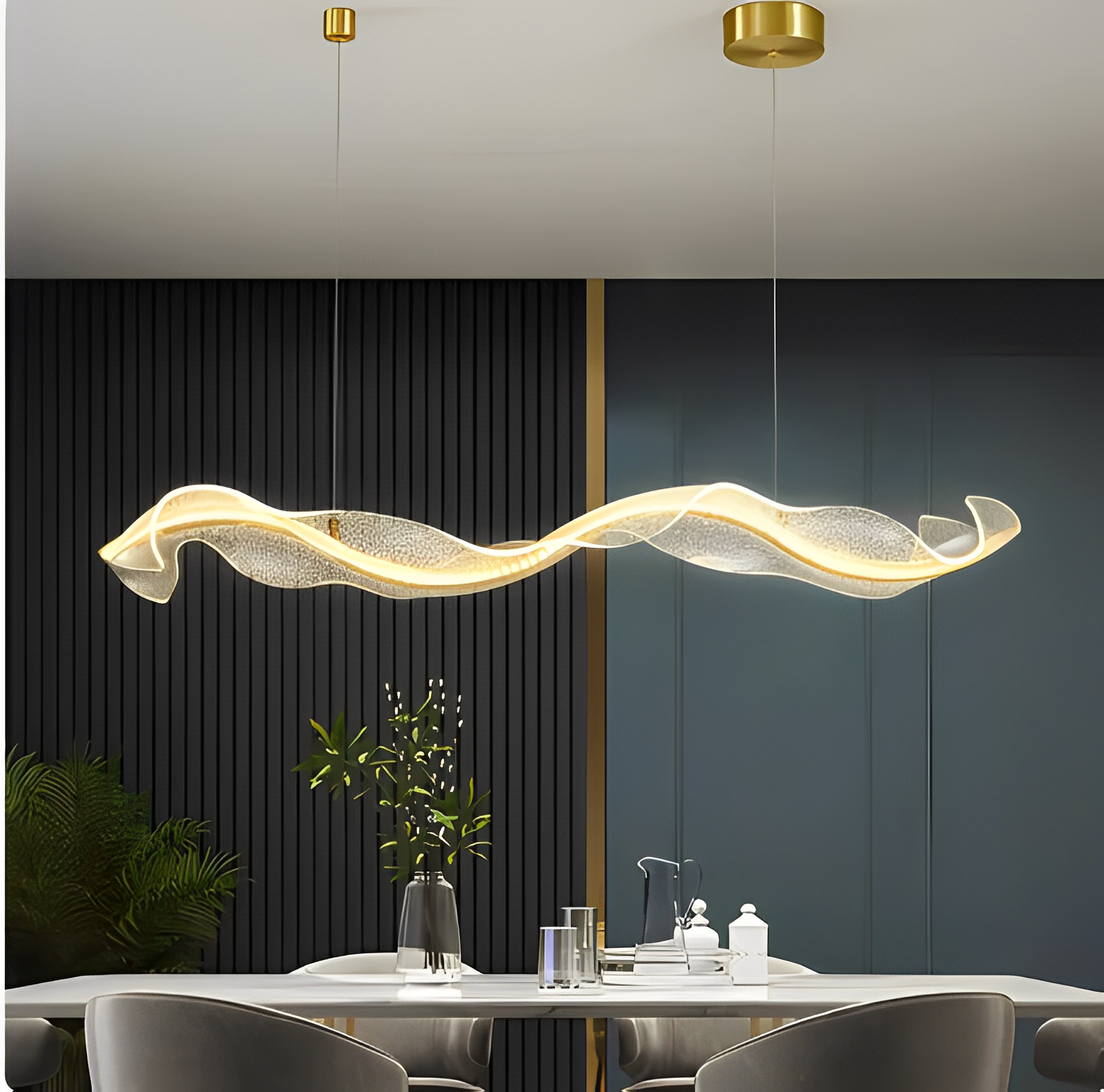 Modern ljuskrona i matsal med sofistikerad design och stämningsfull belysning.
EN: Modern chandelier in a dining room with sophisticated design and atmospheric lighting.