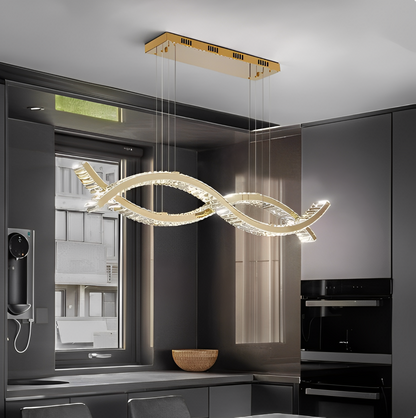 Stilfull taklampa som hänger över matsalsbordet och ger jämn belysning.
EN: Stylish ceiling lamp hanging over the dining table providing even lighting.