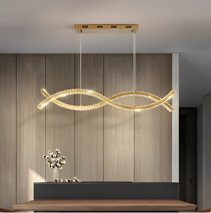 Modern pendellampa med elegant design som skapar en varm atmosfär i matsalen.
EN: Modern pendant lamp with elegant design creating a warm atmosphere in the dining room.