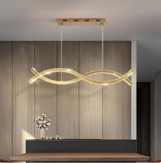 Modern pendellampa med elegant design som skapar en varm atmosfär i matsalen.
EN: Modern pendant lamp with elegant design creating a warm atmosphere in the dining room.