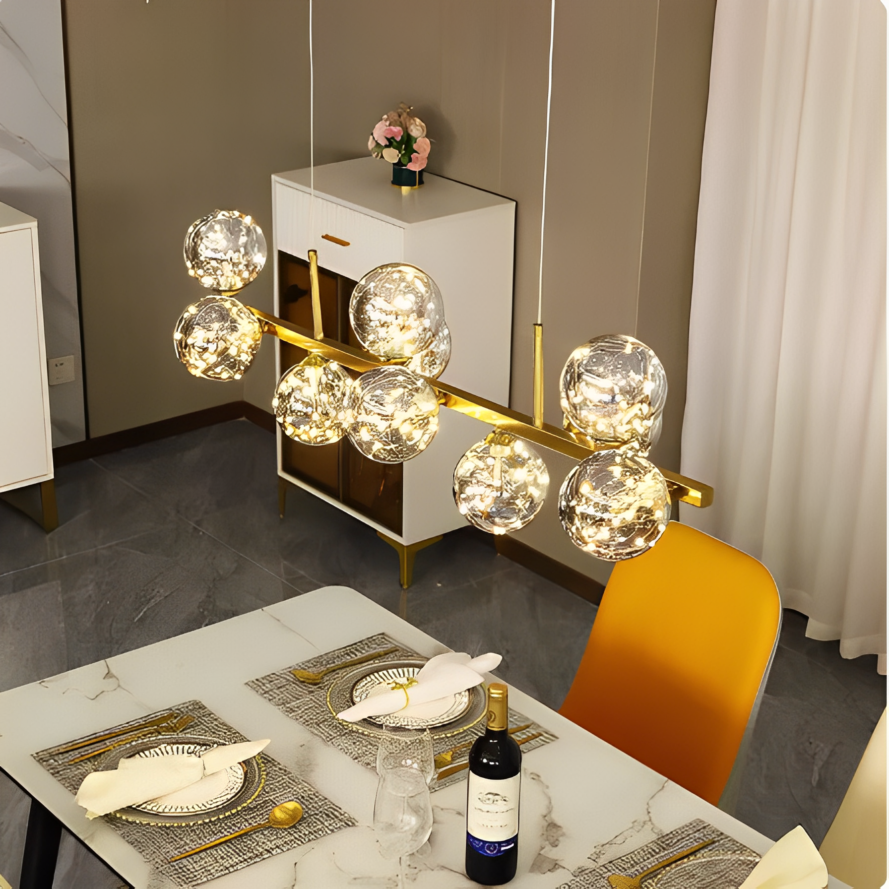 Vidvinkelvy över en matsal upplyst av elegant pendelbelysning, perfekt för middagsbjudningar.