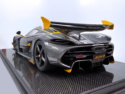 Bakifrån vy av Koenigsegg Jesko – Carbon Fury Edition i skala 1:8 som framhäver den aggressiva diffusorn, synligt kolfibermönster och kraftfulla gula detaljer längs bakvingen.