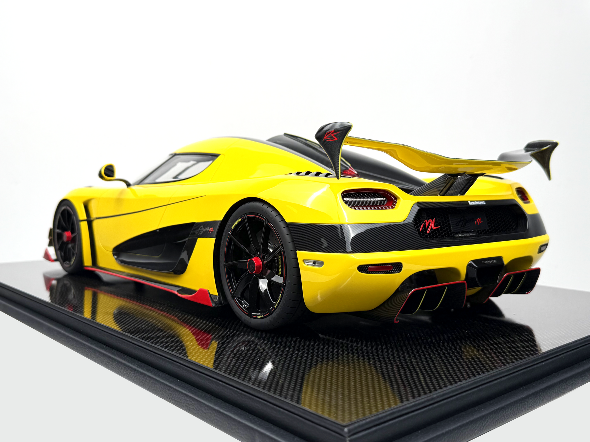 Bakifrån vinkel av Koenigsegg Jesko Loke som lyfter fram diffusorn, bakljusen och den framträdande bakvingen.