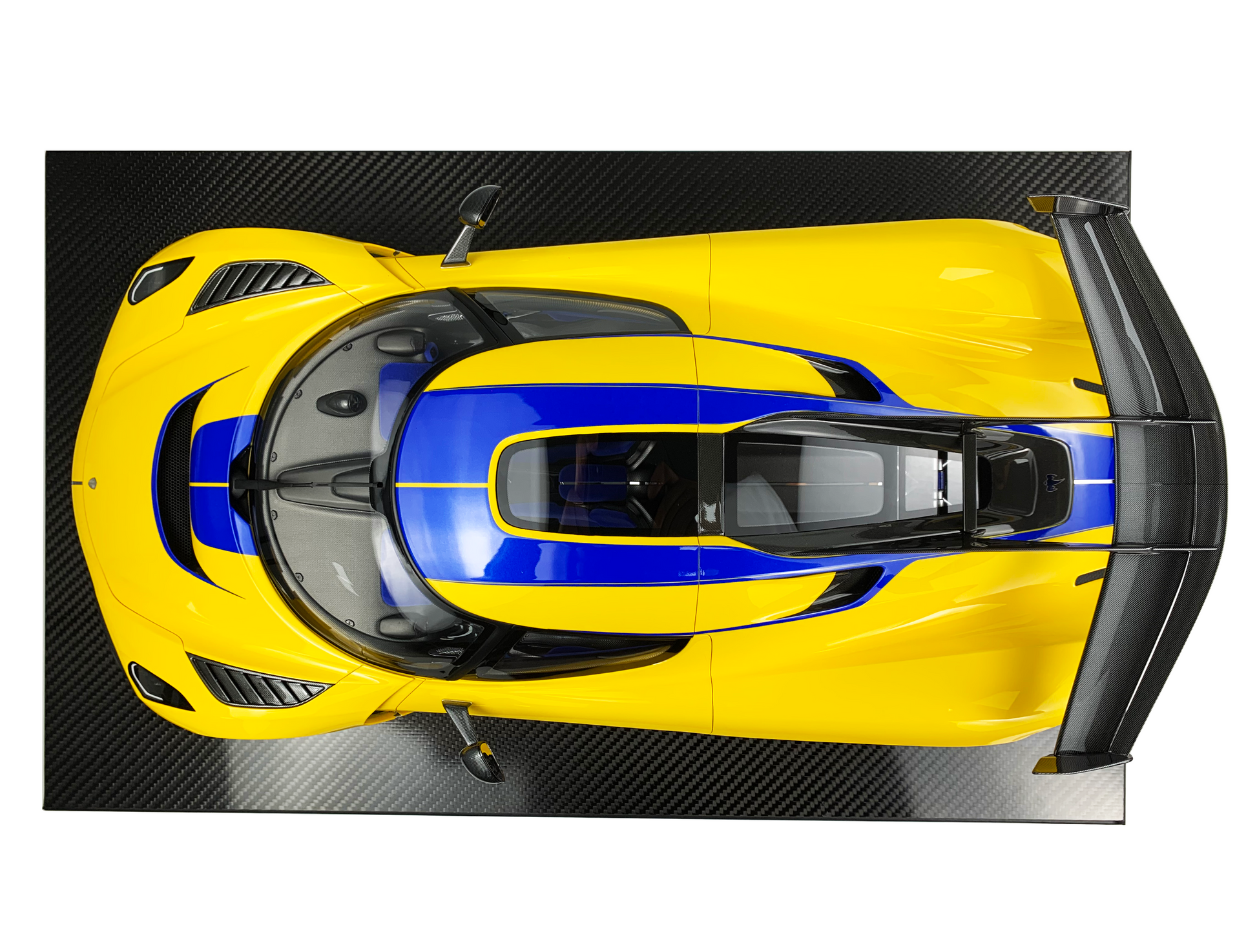 Vy uppifrån som visar Jesko Swedish Flag Editions blå striping över en kraftfull gul lack.