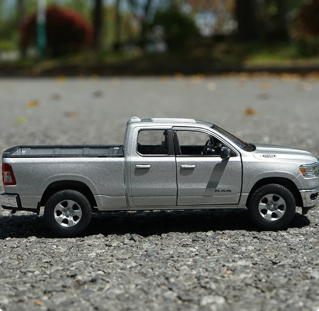 Welly 1/24 DODGE RAM 1500 Alloy Pickup Modell Simulering Diecast Metal Toy Terrängfordon Bilmodell Collection Barngåvor