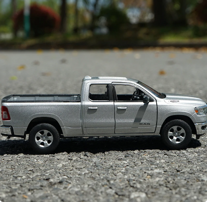 Tuff Dodge RAM 1500 Pickup – 1:24 Metallmodellbil för Lek & Samling | Perfekt Barngåva!