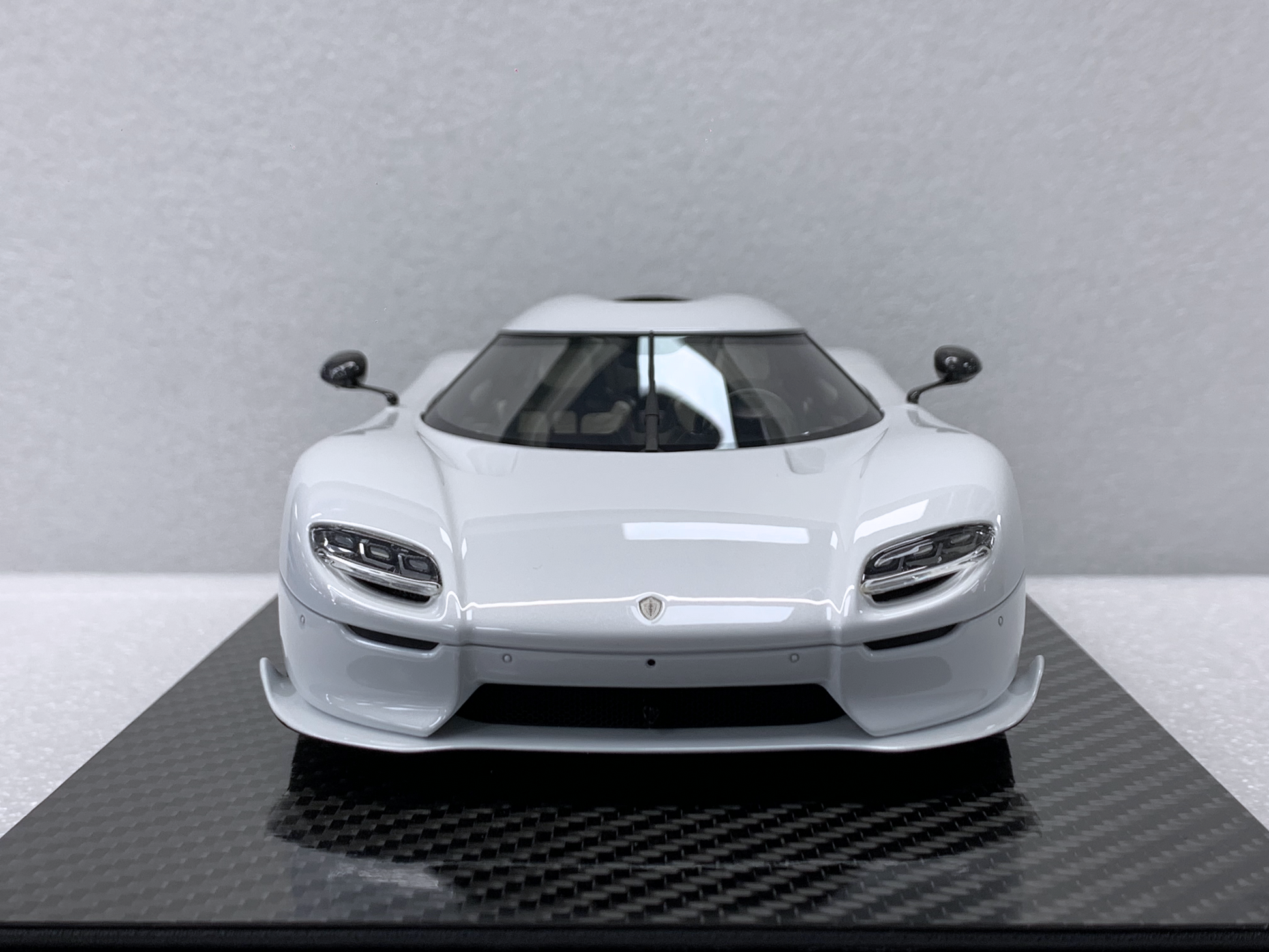 Frontal vy av Koenigsegg CC850 i skala 1:18 i Crystal White, med skarpt galler och eleganta LED-strålkastare.