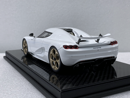  Bakre trekvartsvy av Koenigsegg CC850 med fokus på kurvorna och den kolfibermönstrade displaybasen.