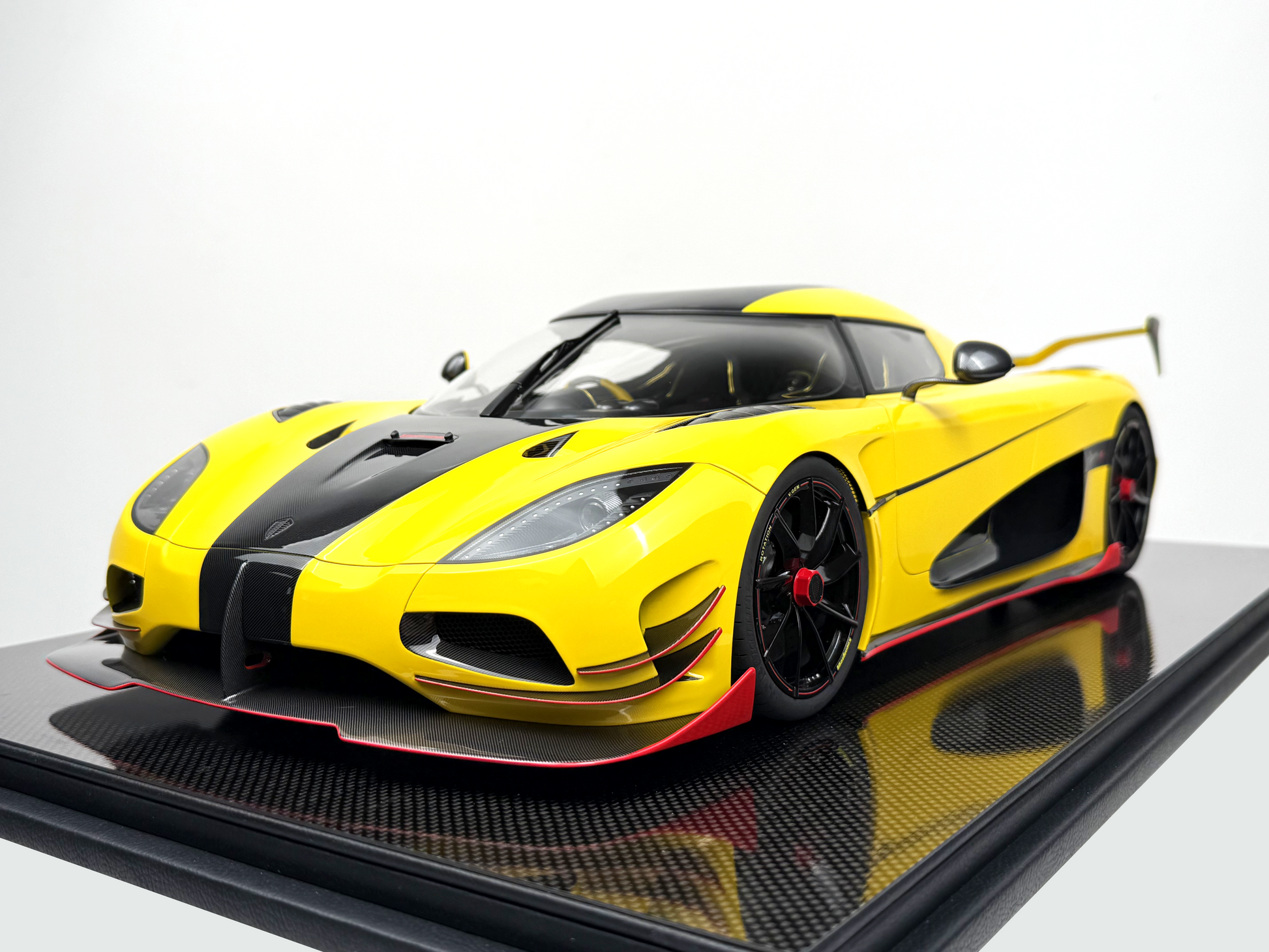 Jesko Loke Yellow Edition modell på visningsbas – en kombination av skandinavisk prestandadesign och samlarkvalitet.