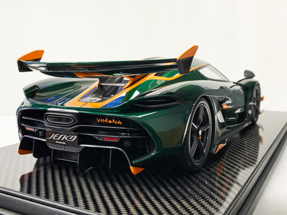 Bakifrånvy av en grön och orange Koenigsegg Jesko modellbil med detaljerad spoiler, bakljus och diffusor