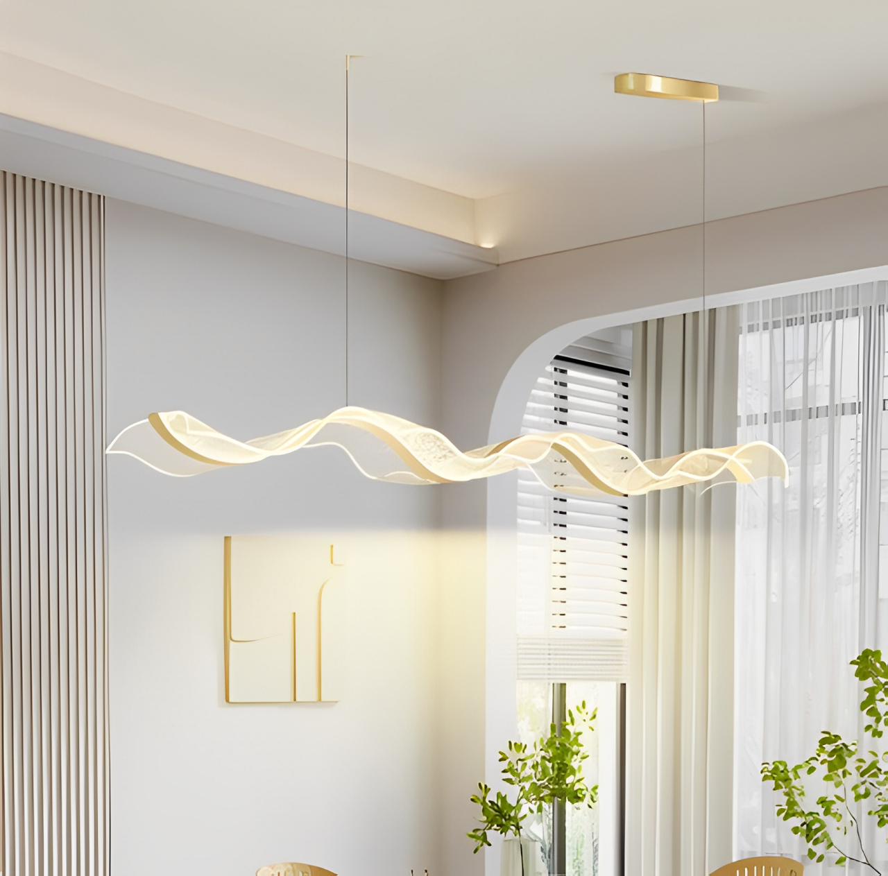 Samtida pendellampa som skapar en välkomnande och harmonisk atmosfär inomhus.
Contemporary pendant lighting creating a welcoming and harmonious atmosphere indoors.