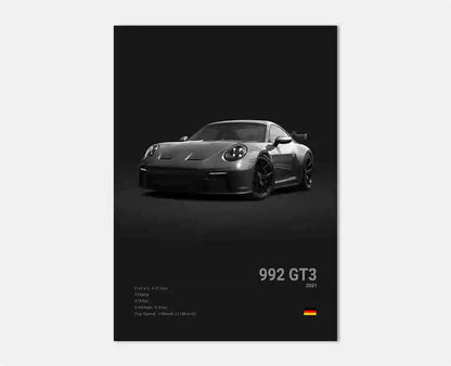 Bakre vy av Porsche 992 GT3-affisch som visar den breda bakspoilen, aggressiva diffusorn och slimmade bakljus i en slående svartvit stil.