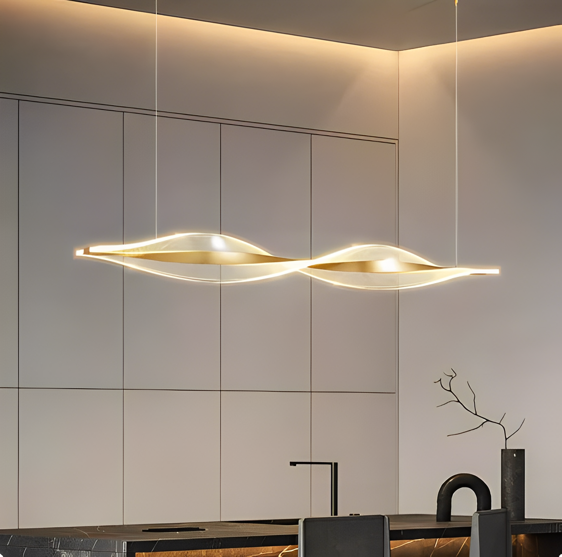 Detaljerad bild av en exklusiv LED-pendellampa som kombinerar funktionalitet med estetisk elegans.
Detailed image of an exclusive LED pendant lamp combining functionality with aesthetic elegance.