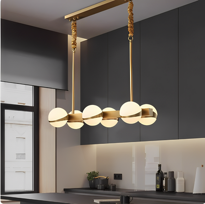 Stilren ljuskrona i modern design som skapar en sofistikerad och inbjudande atmosfär i matsalen.
Sleek chandelier in modern design creating a sophisticated and inviting atmosphere in the dining room.