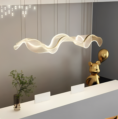 Elegant LED-pendellampa som skapar en modern atmosfär i vardagsrummet.
EN: Elegant LED pendant lamp creating a modern atmosphere in the living room.